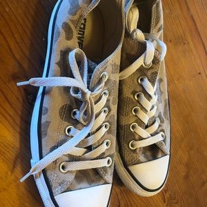 Converse Women’s camouflage size 8. Used twice